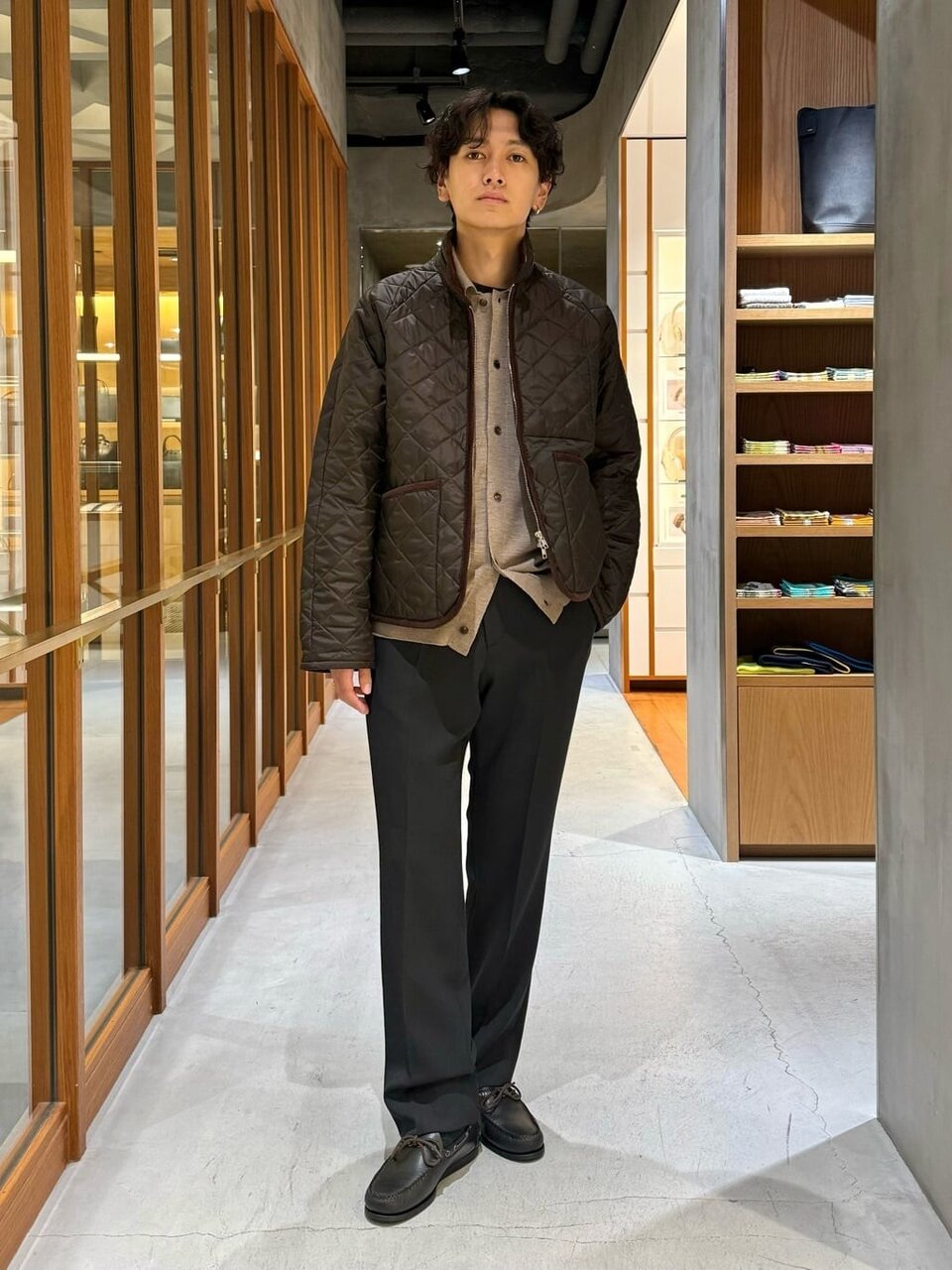 キルティングジャケットとカーディガンのきれいめコーデ