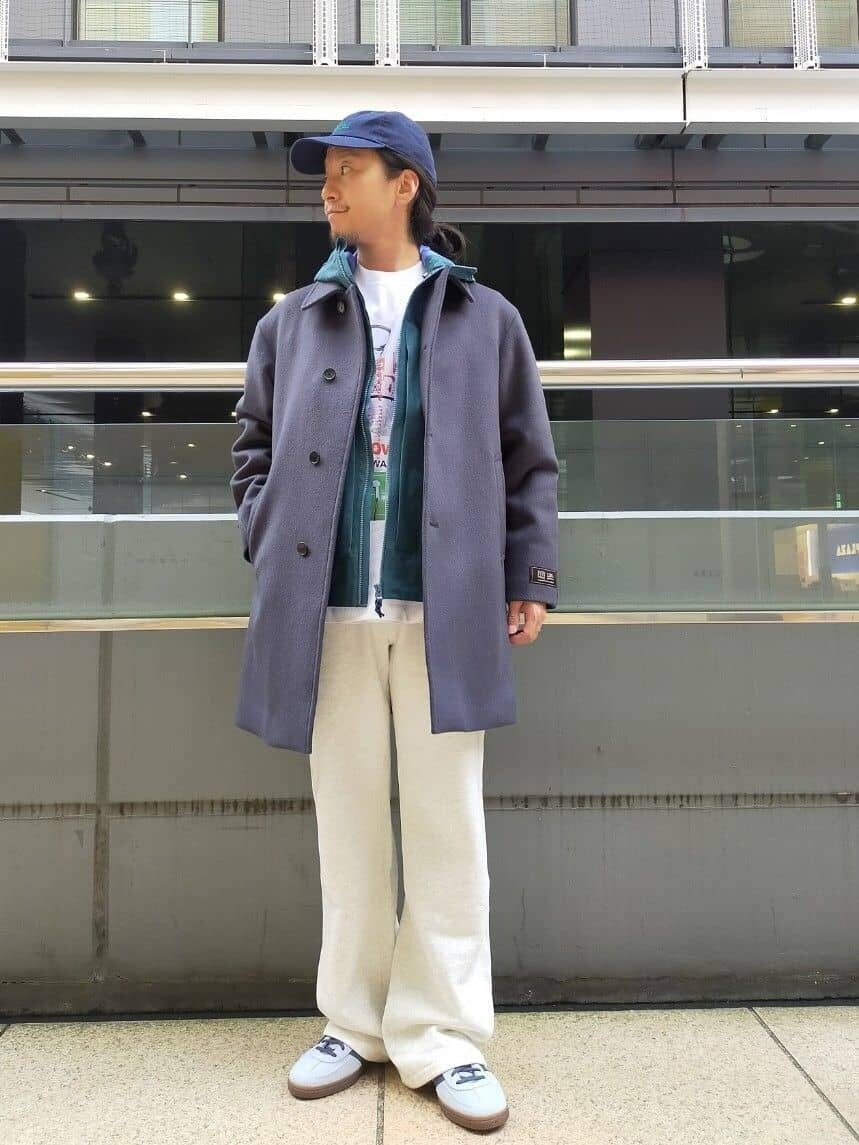 コートとマウンテンパーカーの技ありレイヤードコーデ