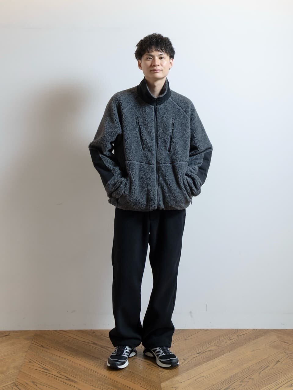 シックなカラーのボアフリースジャケットコーデ