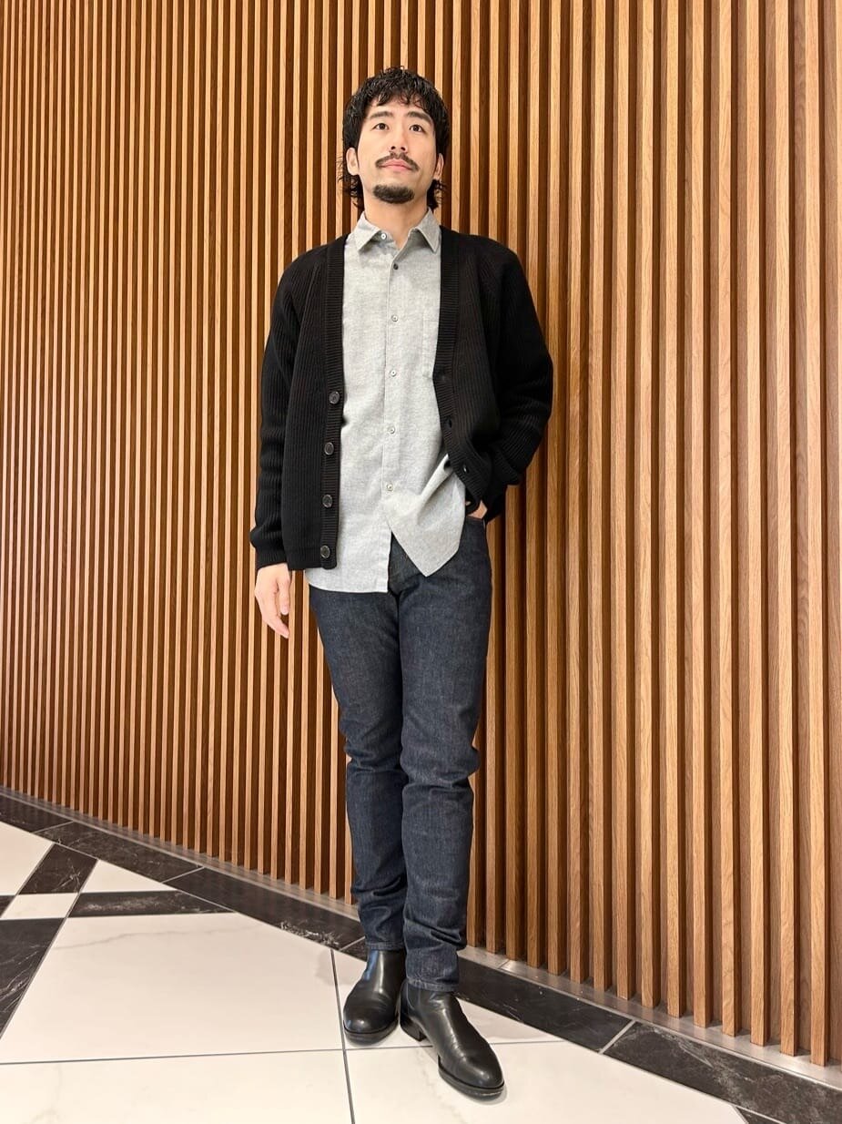 カーディガンとシャツのきれいめコーデ