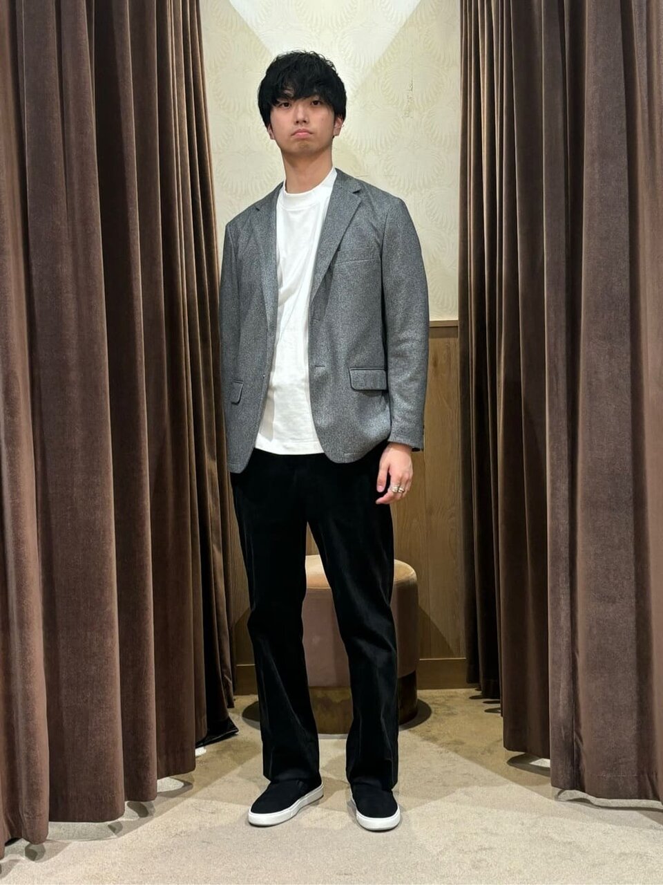 テーラードジャケットのオフィスカジュアルコーデ