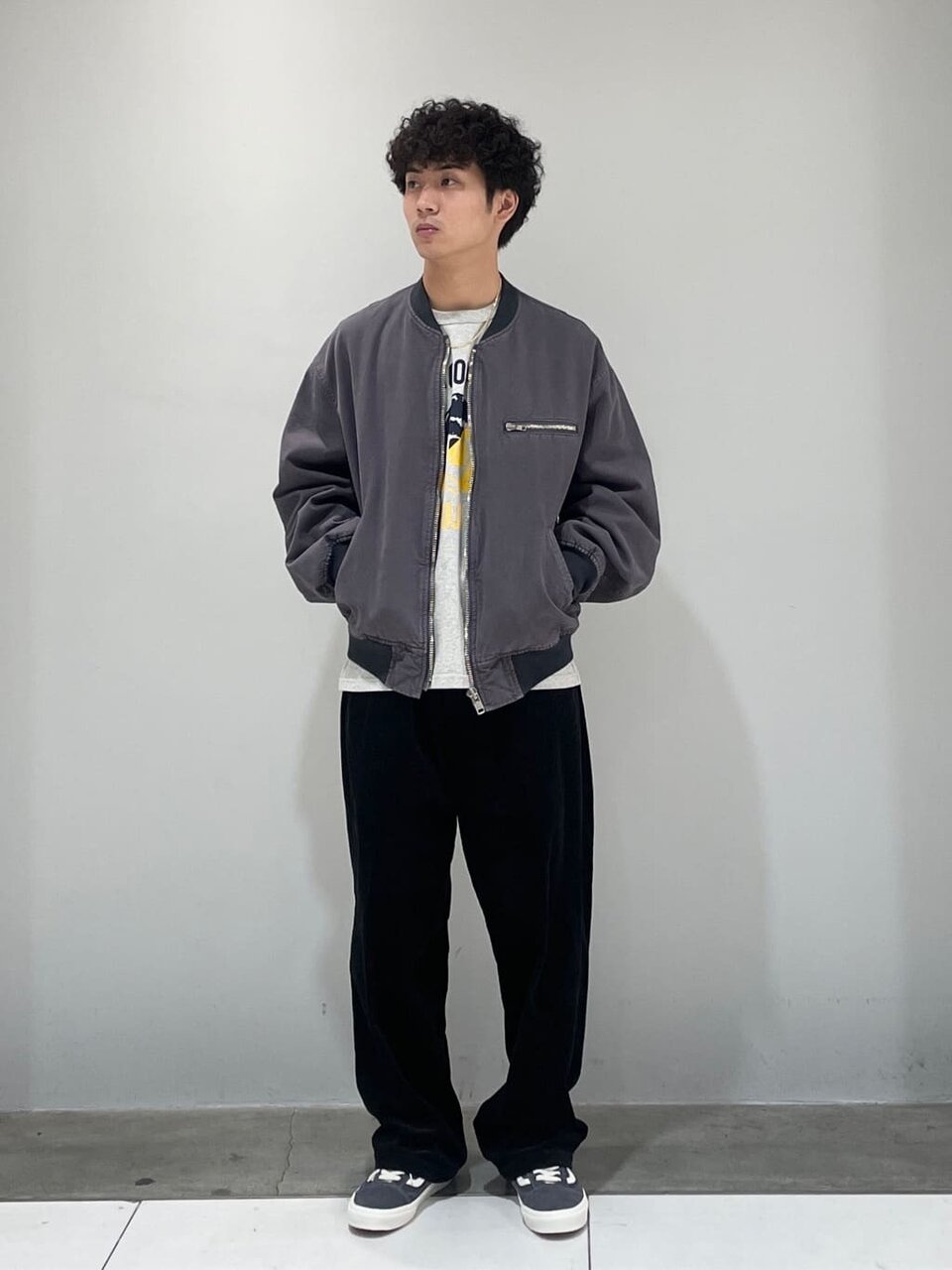 グレーカラーでまとめたシンプルコーデ