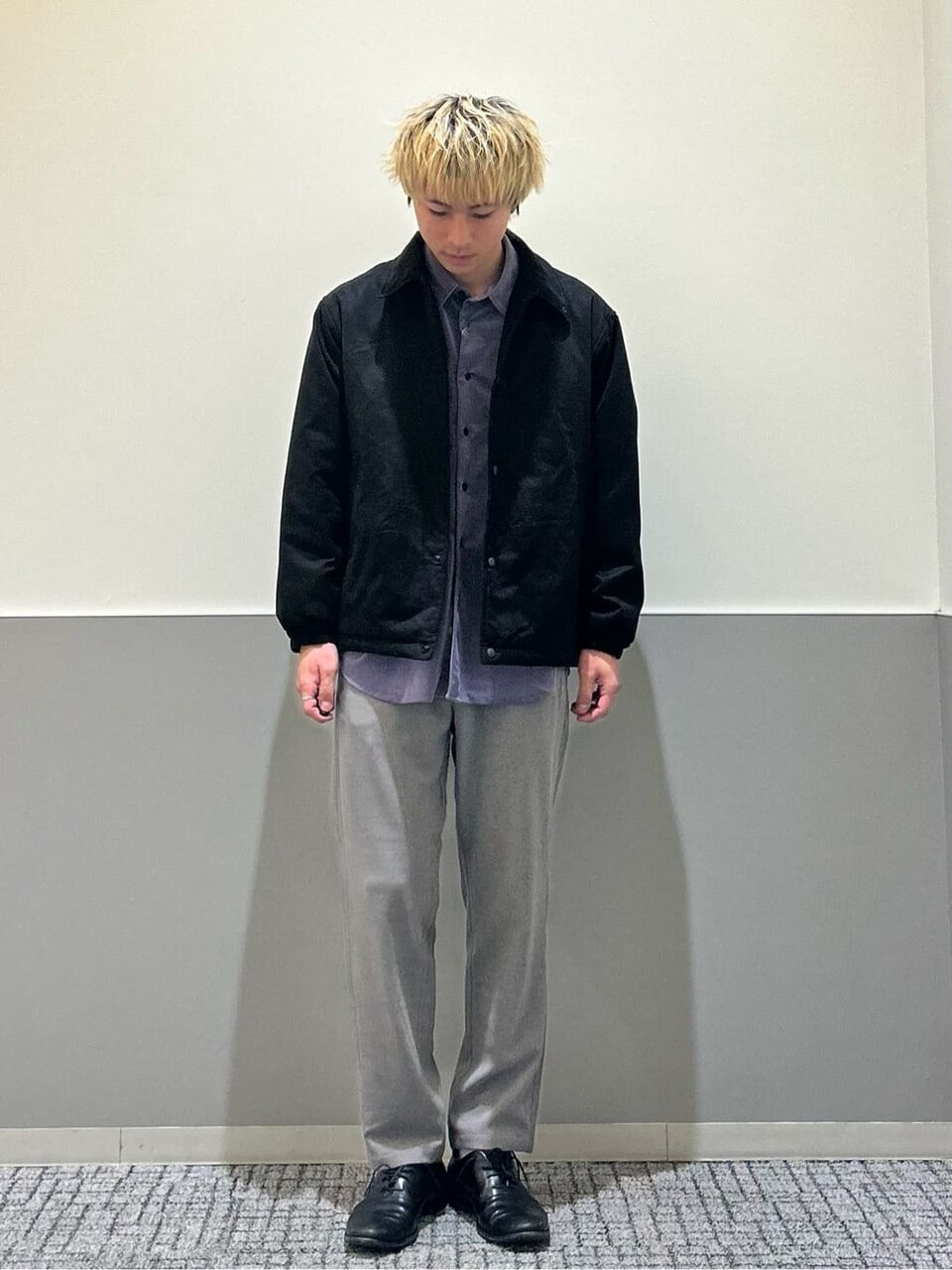 コーチジャケットを羽織ったコーデ