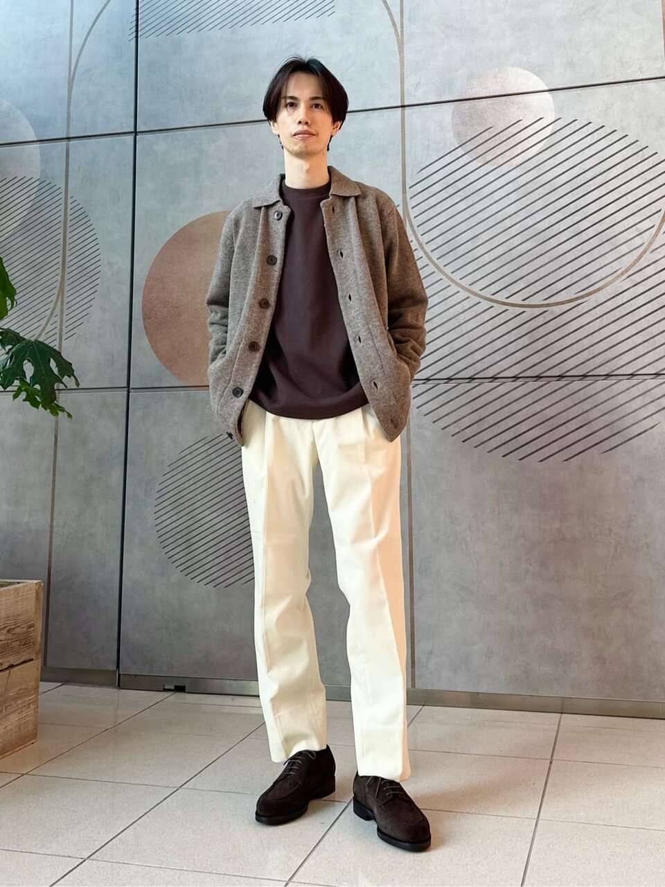 ブラウン×ホワイトの季節感のあるコーデ