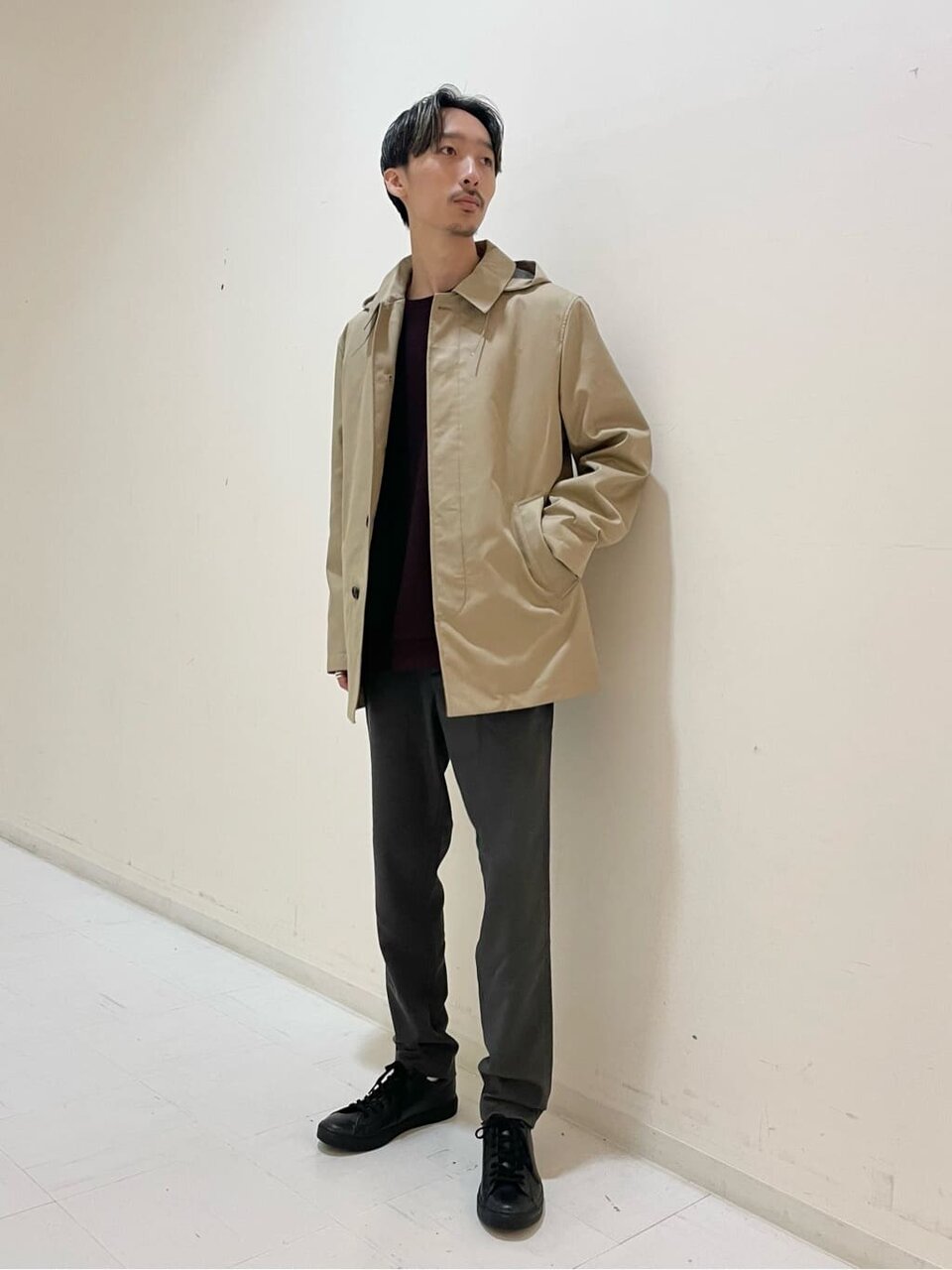 ステンカラーコートとイージーパンツのきれいめカジュアルコーデ