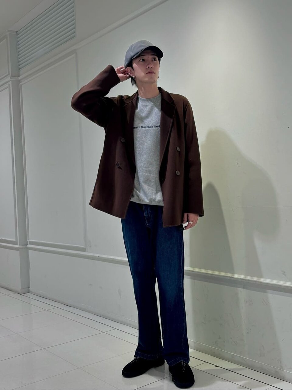 ゆったりシルエットのテーラードジャケットとデニムのコーデ