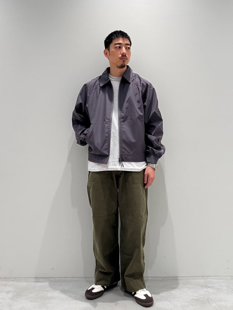 ジップアップブルゾンとカーゴパンツのメンズライクコーデ