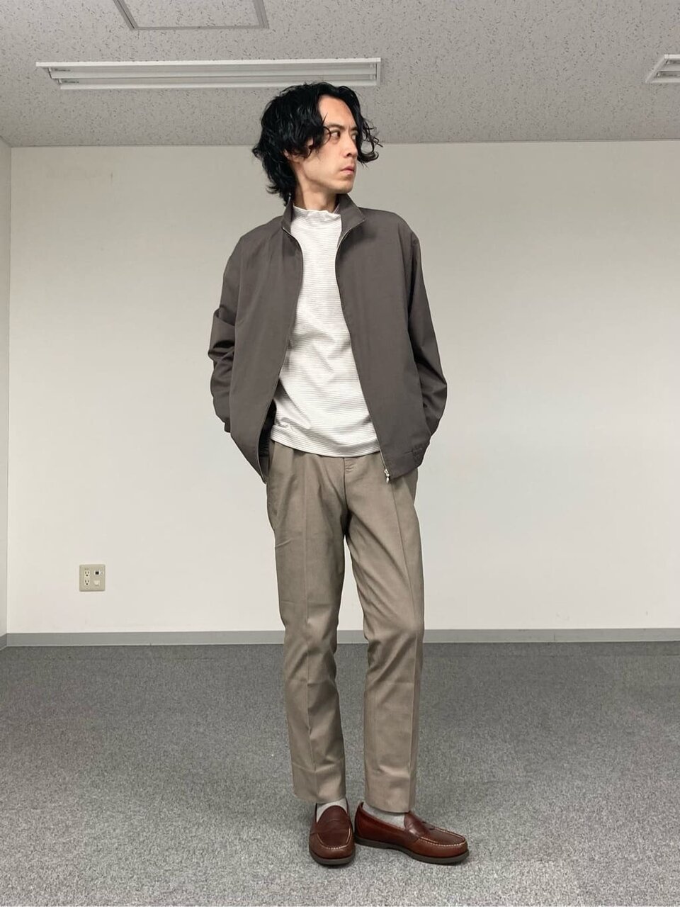 きれいめブルゾンとローファーの上品なコーデ