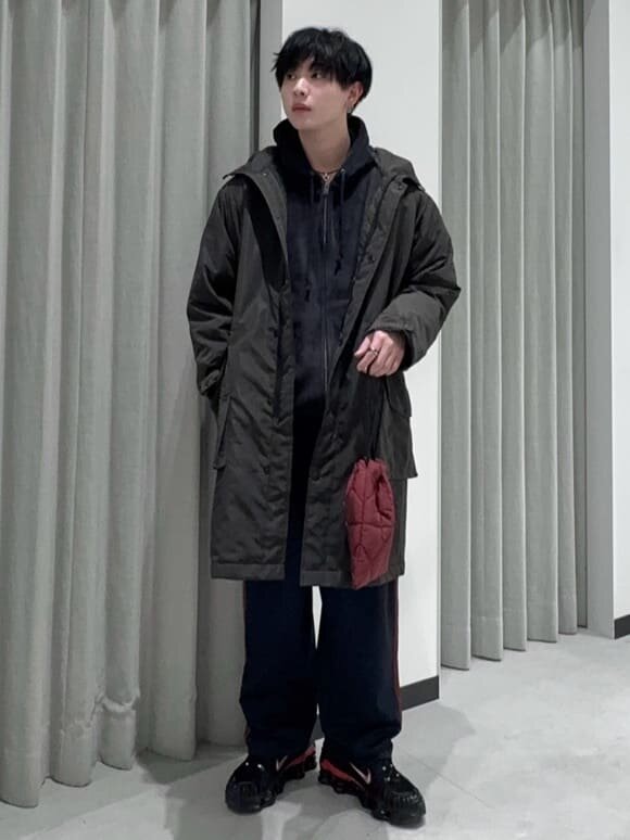 カーキのロングコートコーデ