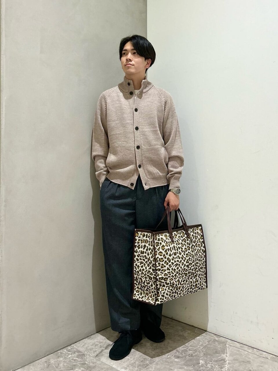カーディガンとバッグのコーデ