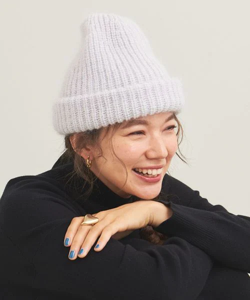 浅めにニット帽をかぶる女性