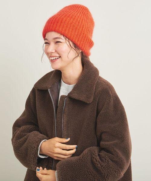 オレンジのニット帽の女性
