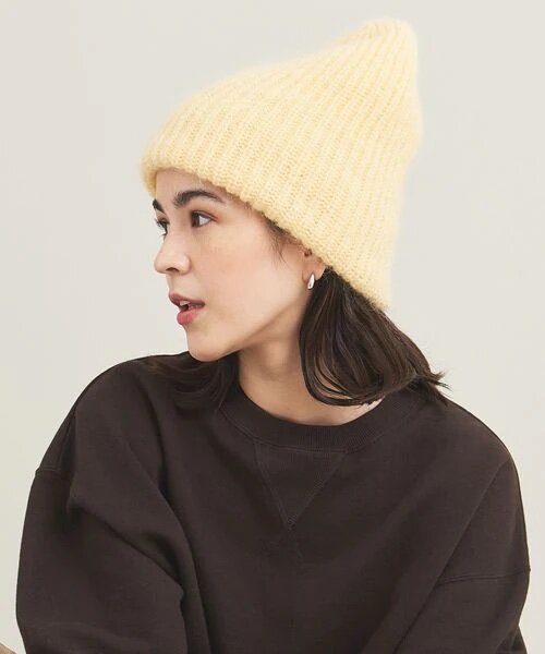 先を尖らせてニット帽をかぶる女性