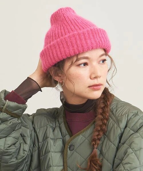ピンク色のニット帽を被る女性