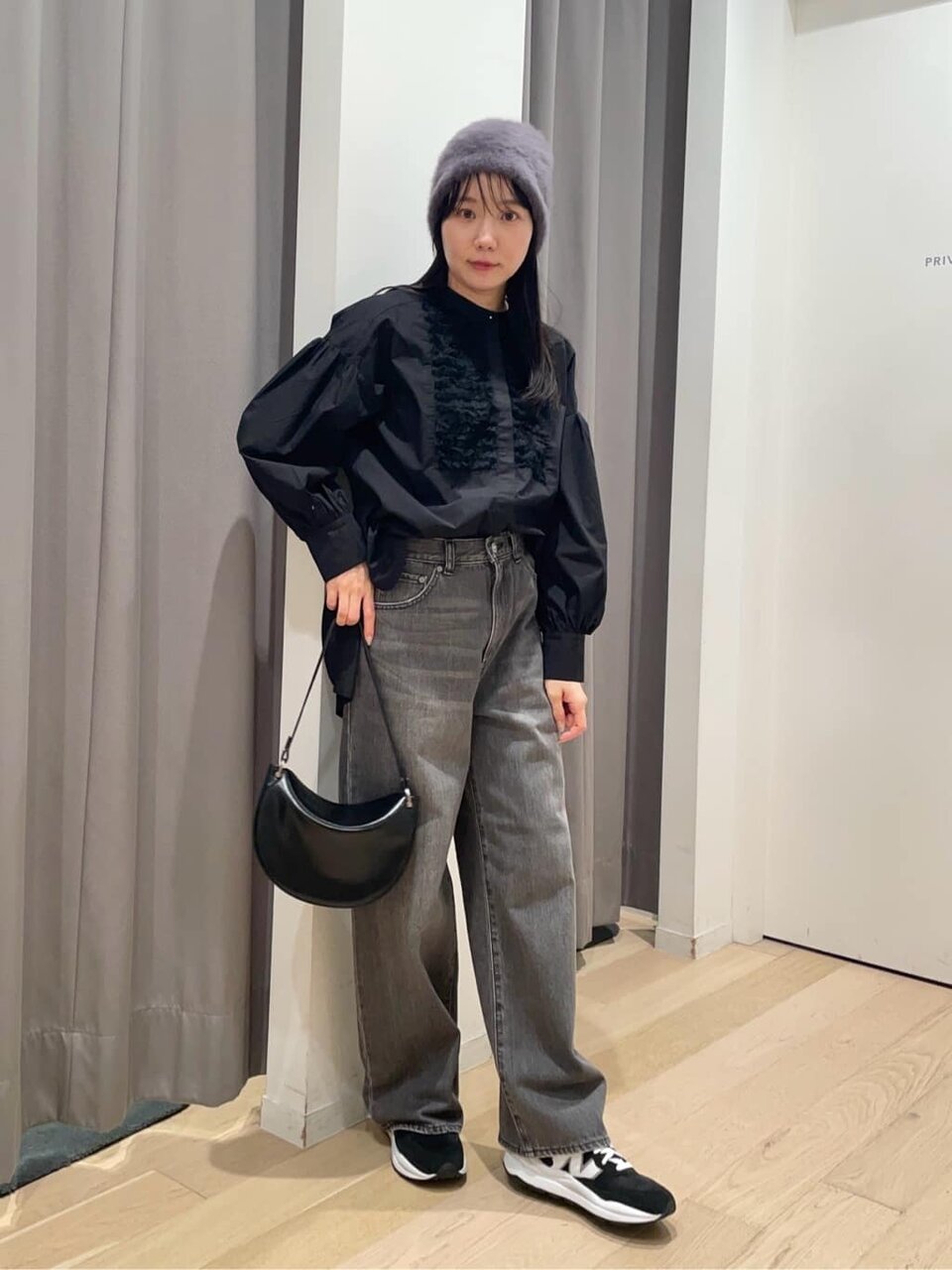 デニムパンツ×ヘアリーニット帽のコーデ