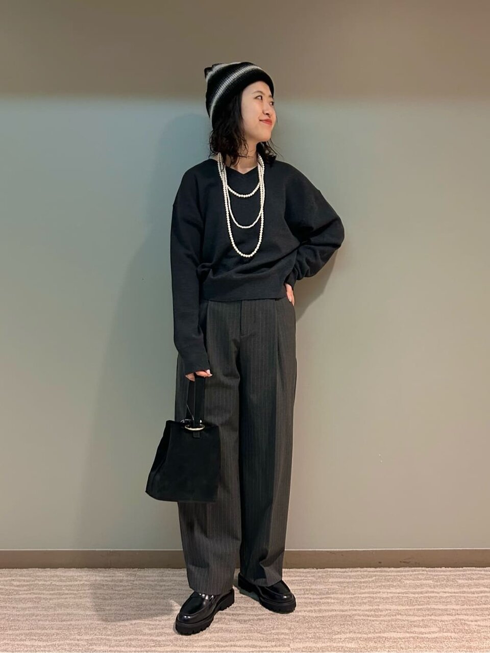 ワイドパンツ×ボーダー柄ニット帽のコーデ