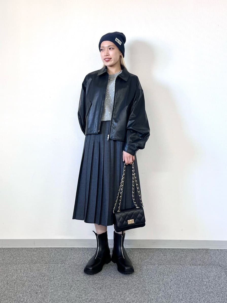 プリーツスカート×ロゴニット帽のコーデ