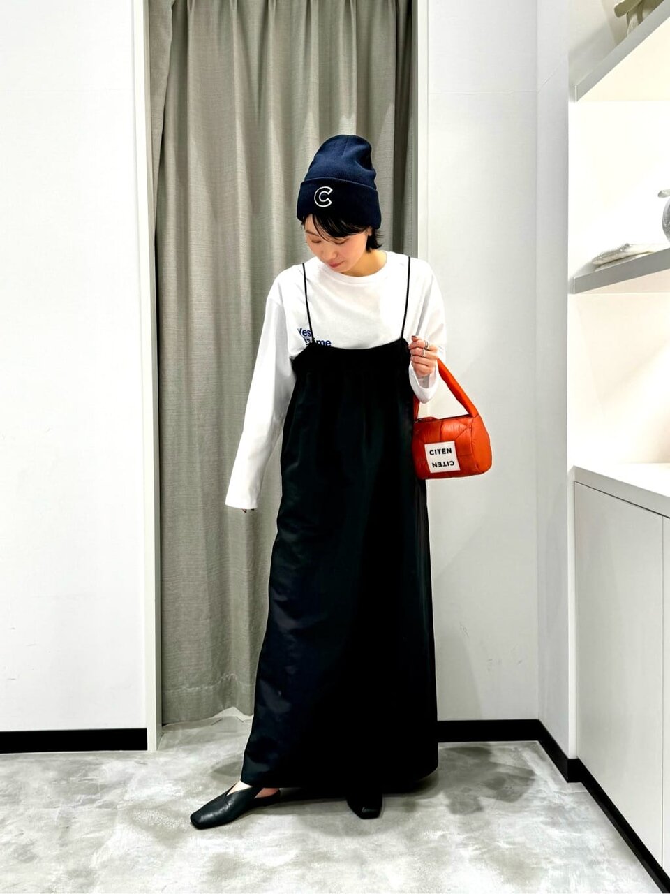 キャミソールワンピース×ワッペンニット帽のコーデ