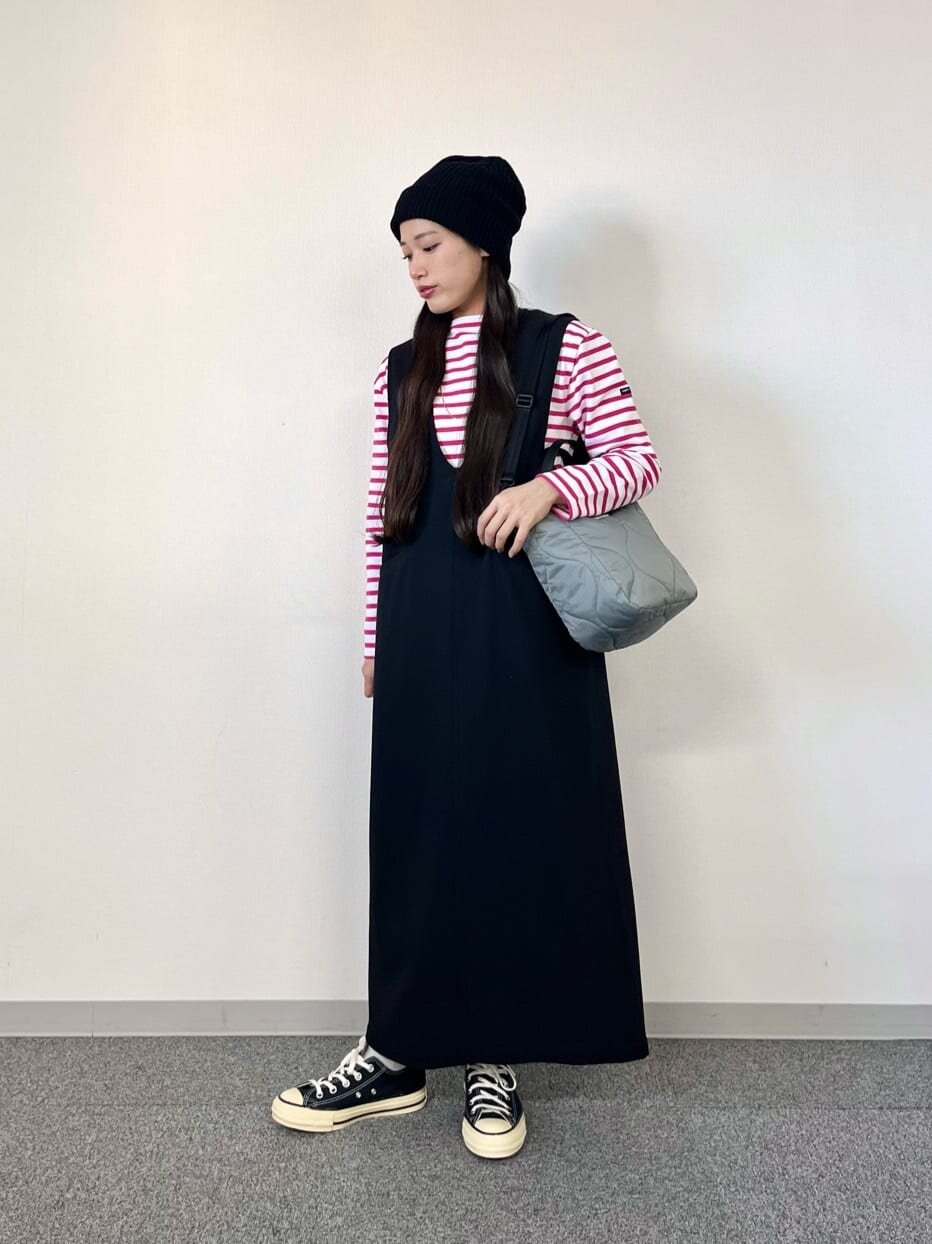 ジャンパースカート×リブニット帽のコーデ