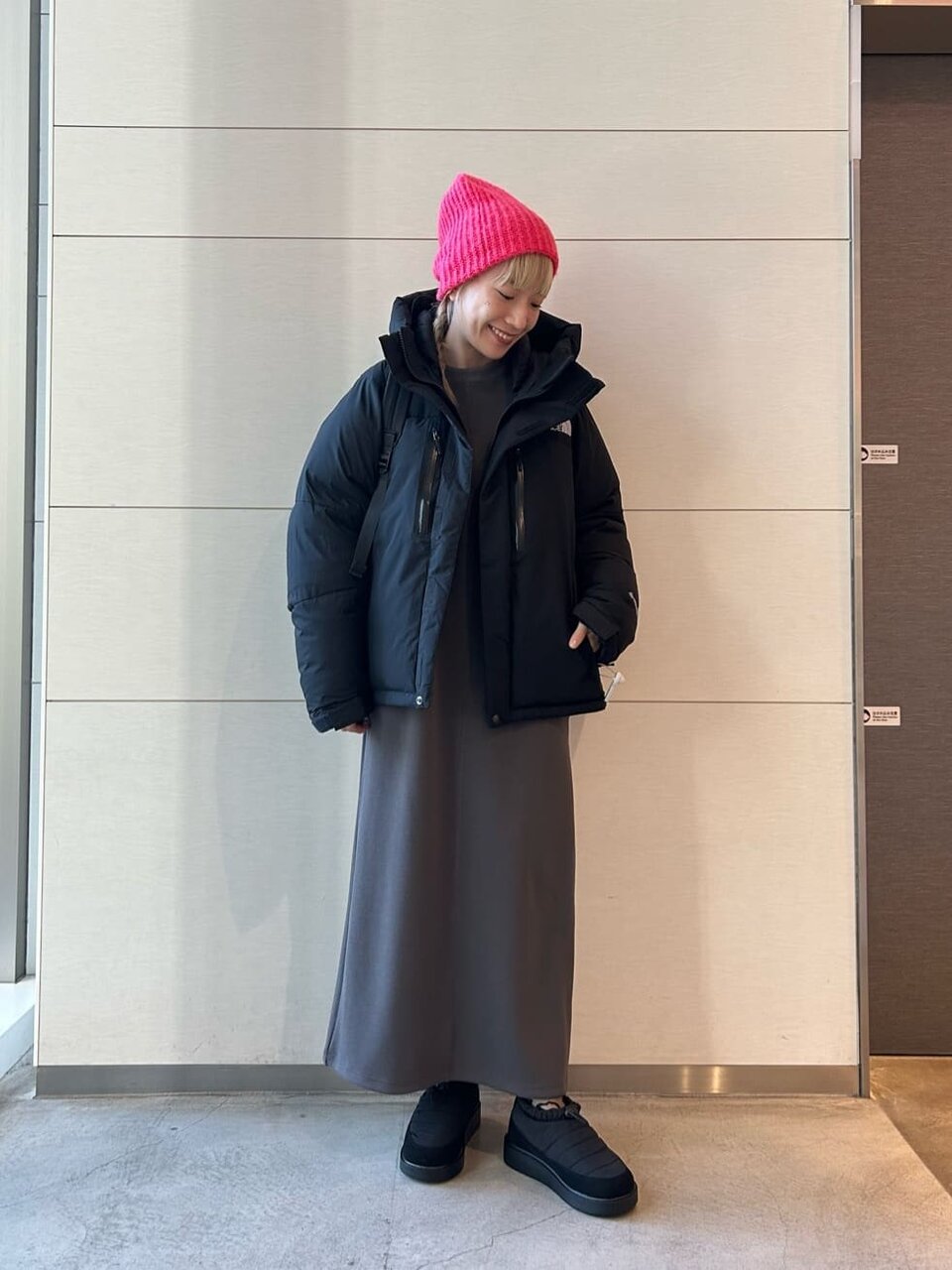 マキシワンピース×リブニット帽のコーデ