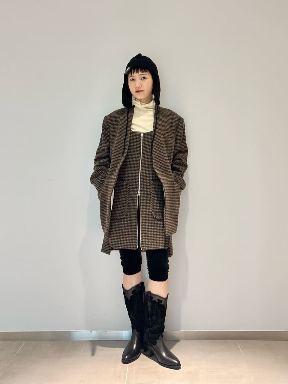 チェック柄ジャケット×耳付きニット帽のコーデ