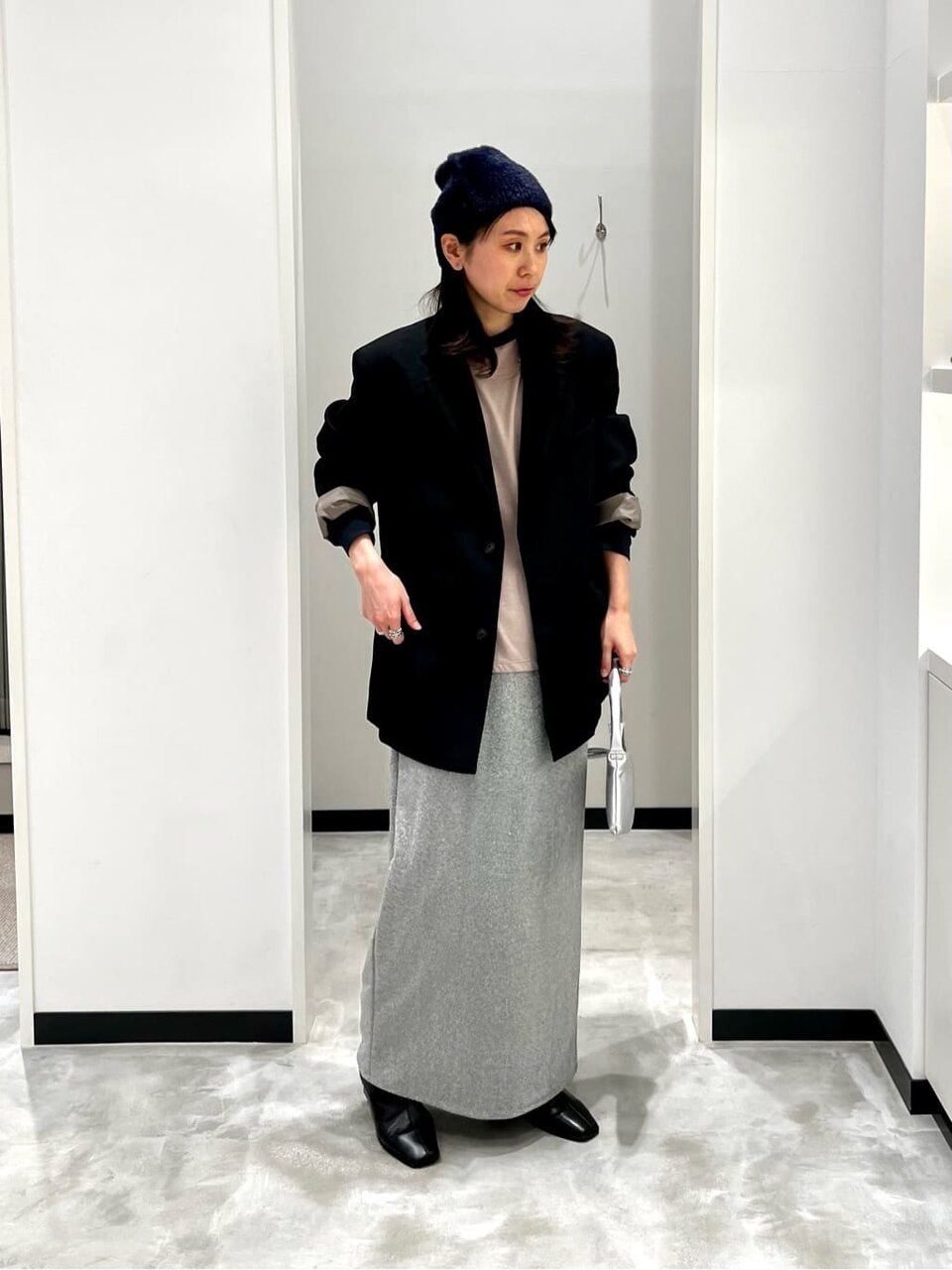 テーラードジャケット×フラッフィーニット帽のコーデ