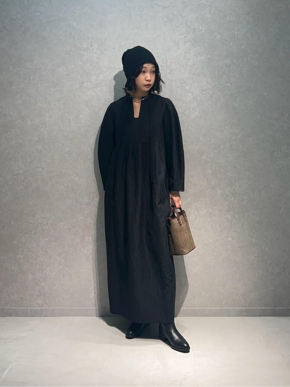 ワンピース×黒のニット帽のコーデ