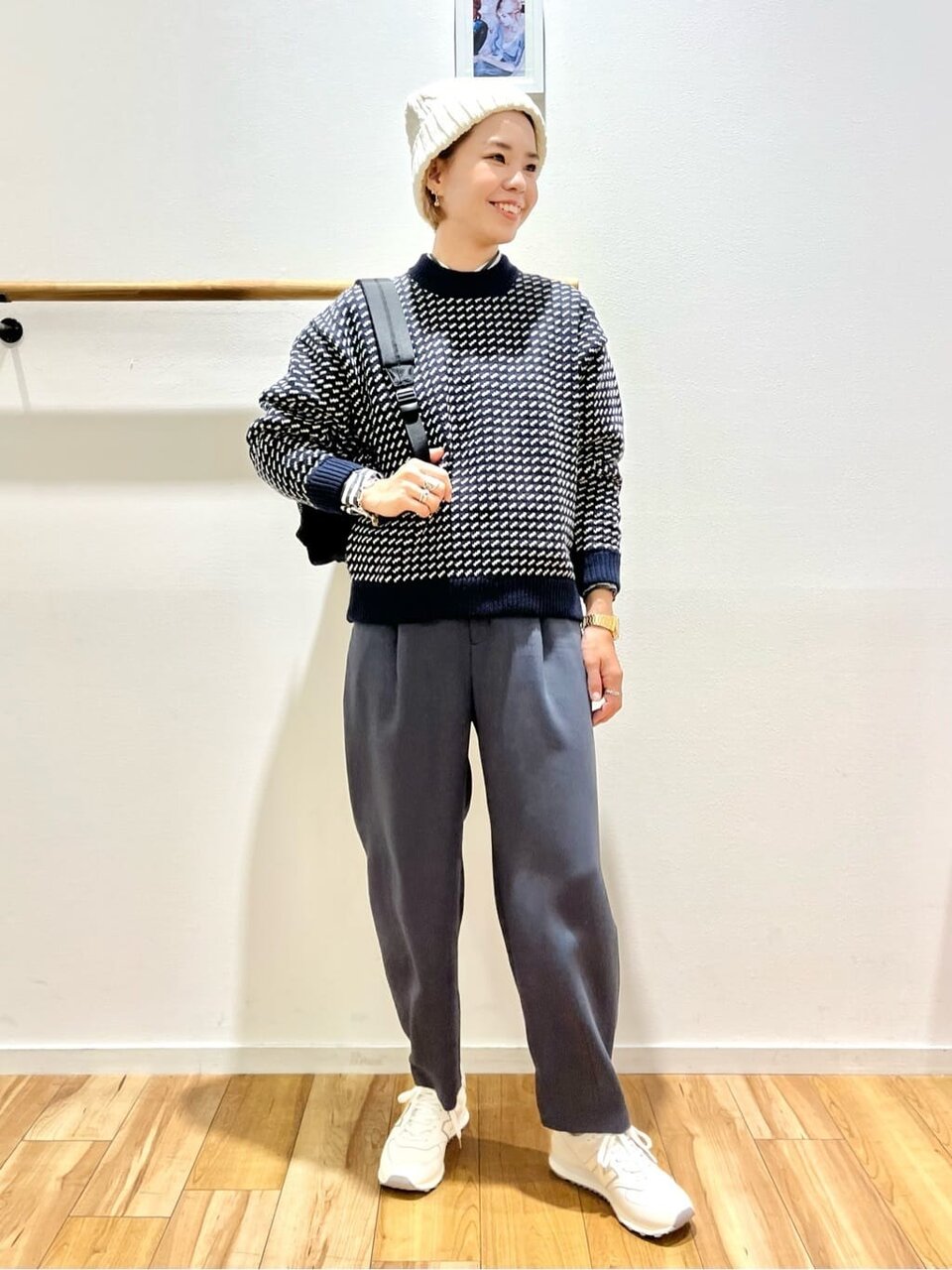 ホワイトニット帽×ニットプルオーバーのコーデ