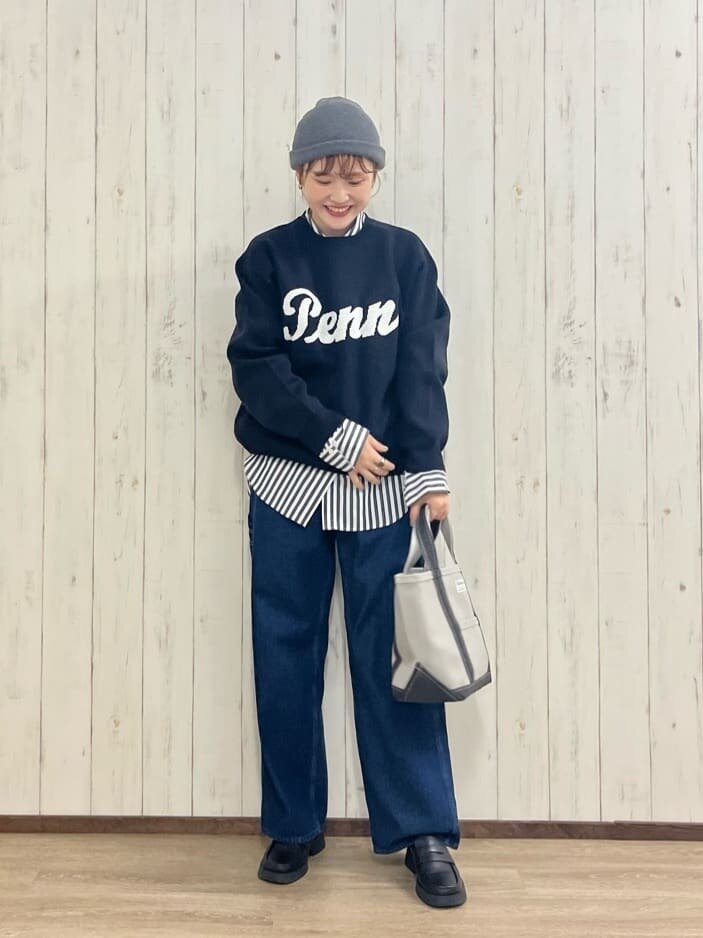 ニットを着た女性