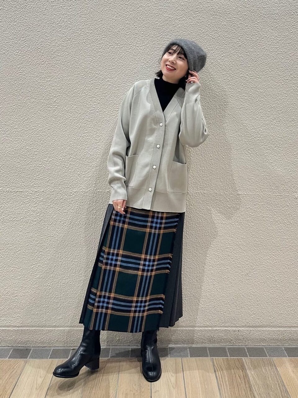 スカートを履いている女性