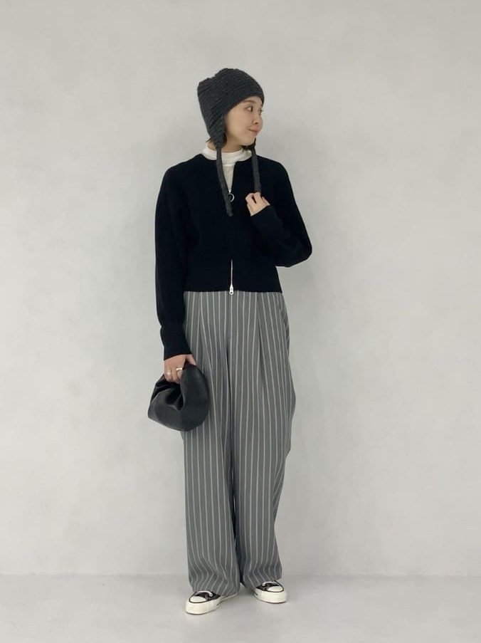 耳当て付きニット帽を被った女性