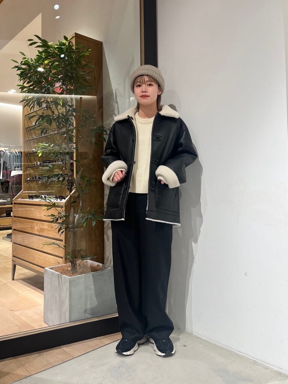 ボアブルゾン×ベージュのリブニット帽のコーデ