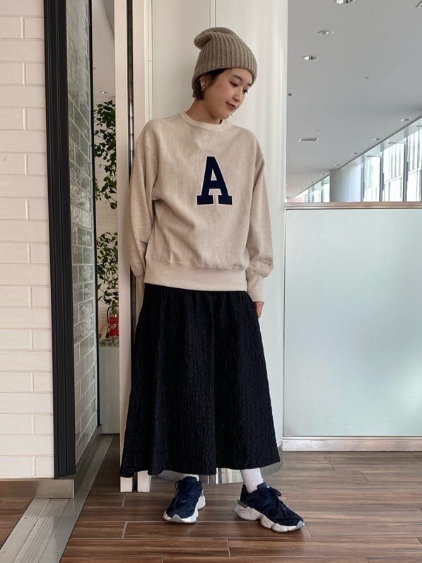 ベージュのニット帽×カットソーのコーデ