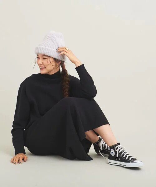 グレーのニット帽を被った女性