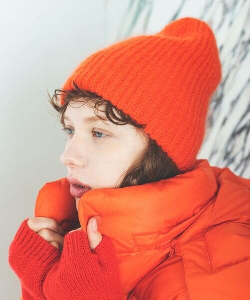 赤いニット帽を被った女性