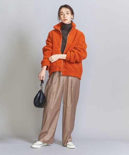 ボアブルゾンとサテンパンツのコーデ