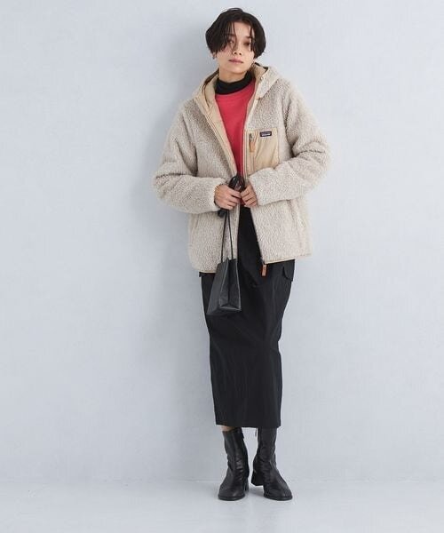 ボアジャケットとタイトスカートのコーデ