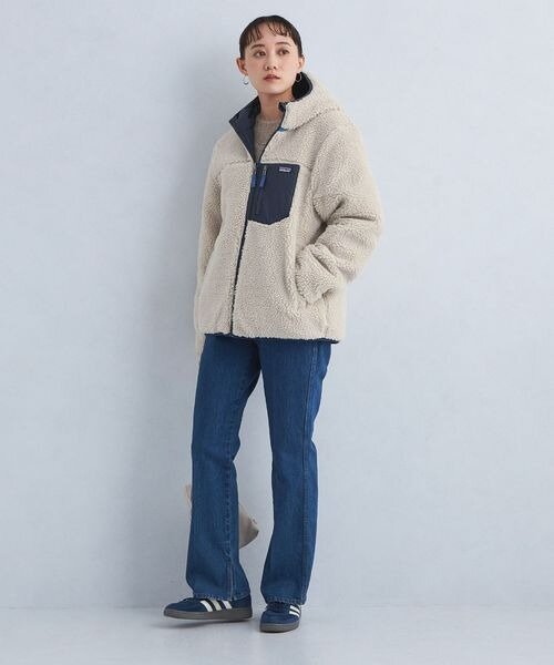 ボアブルゾンとフレアデニムのコーデ