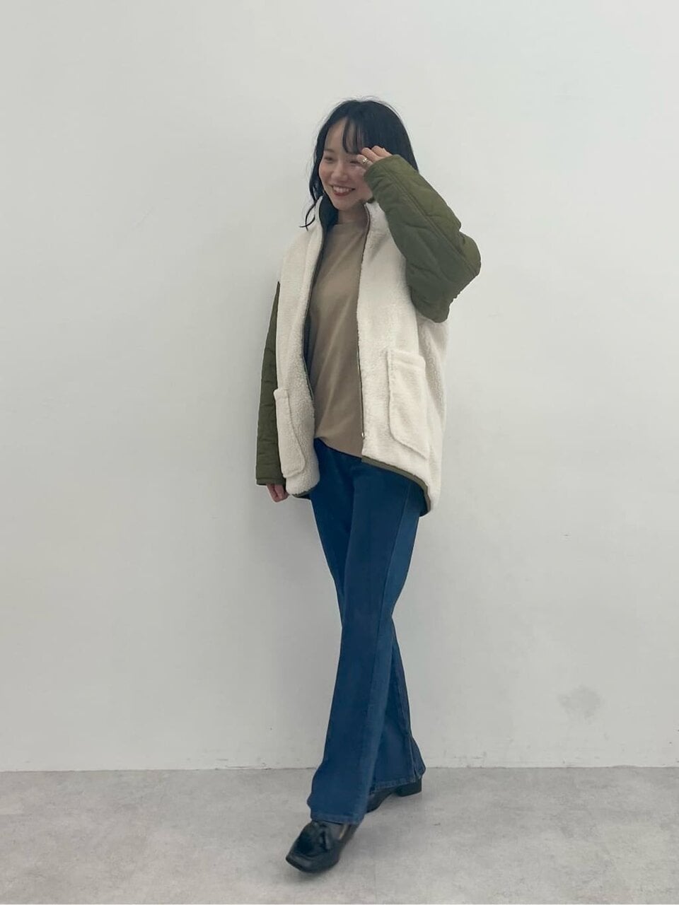 キルティングとボア素材のブルゾンを着用した女性