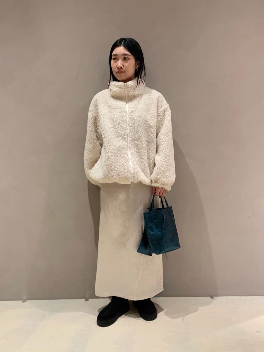 ホワイトコーデを纏う女性