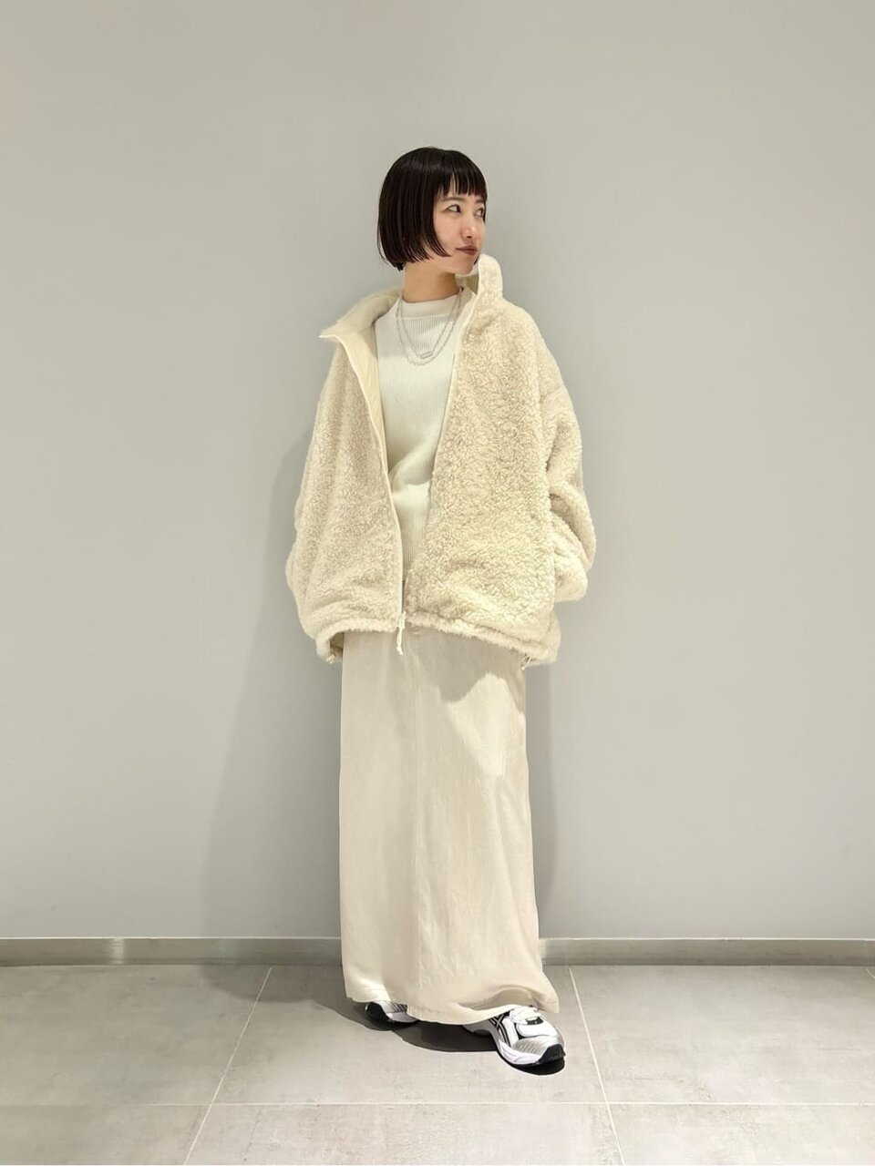 ボアブルゾンとサテンスカートのコーデ