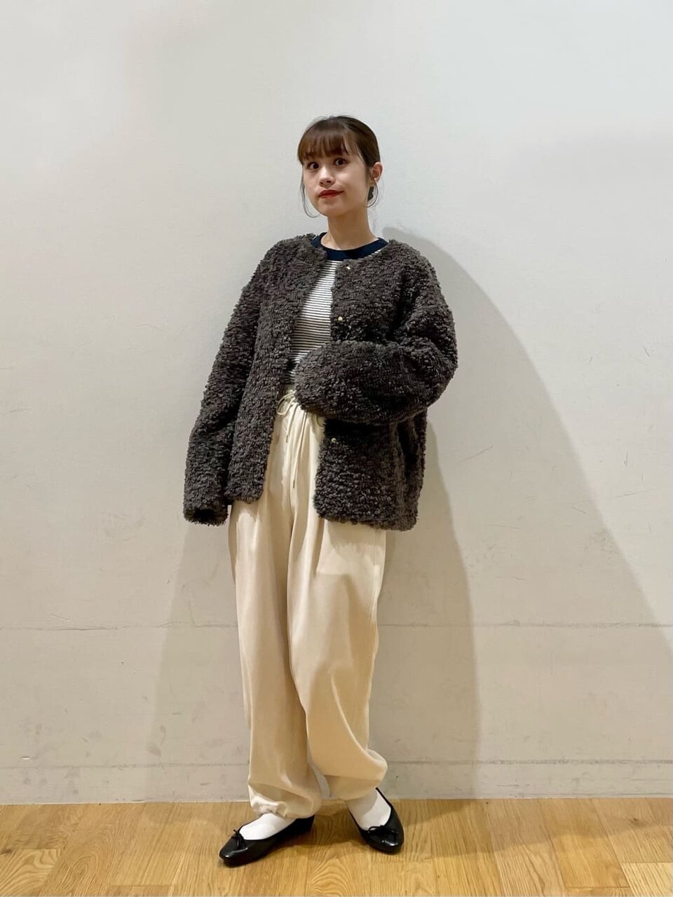 ブラウンのボアブルゾンを着用した女性