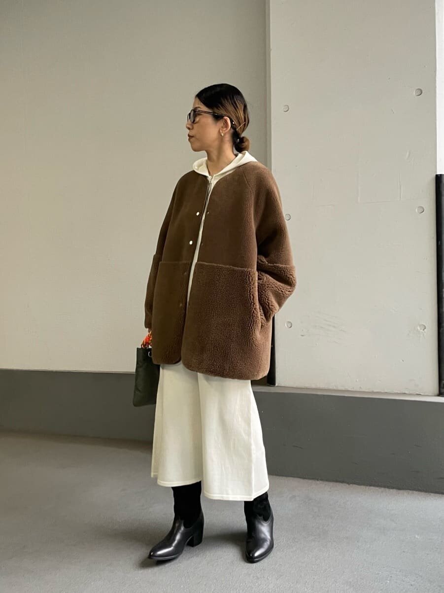 ボアブルゾンとフレアスカートのコーデ