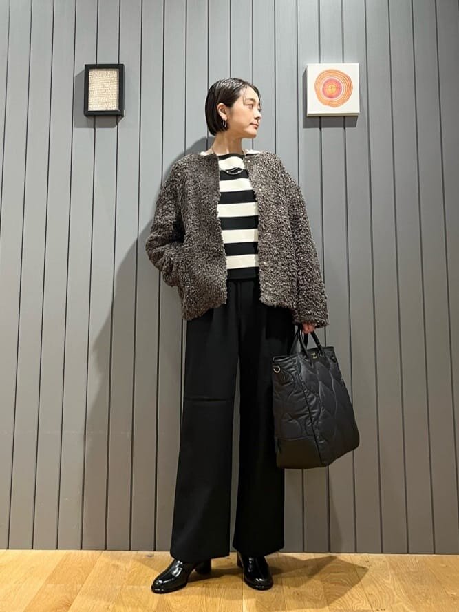 ボアブルゾンとワイドパンツのコーデ