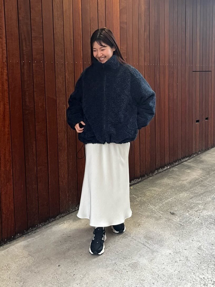 襟付きボアブルゾン×マーメイドスカートを着用した女性