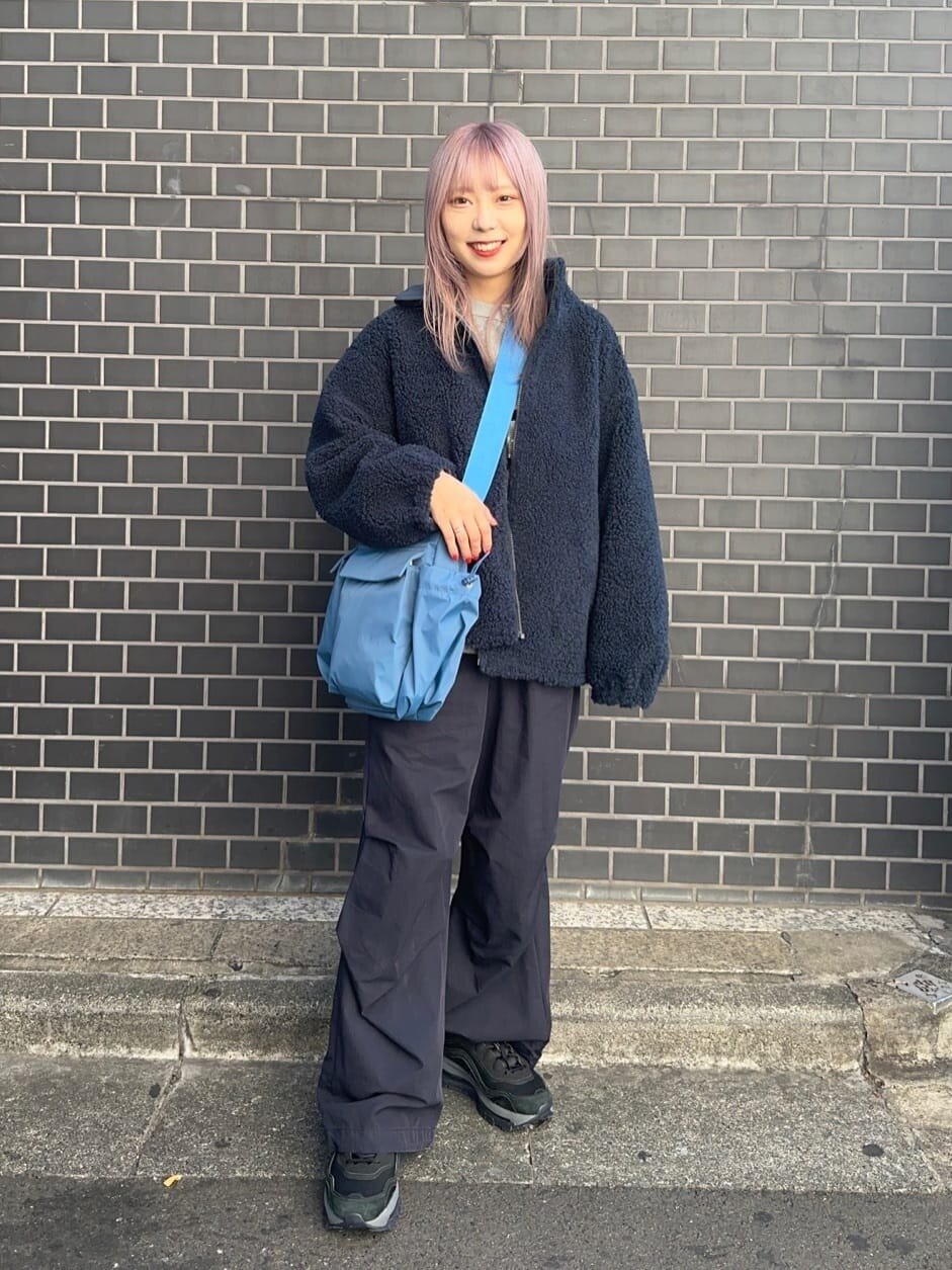 ボアブルゾンとスノーパンツを着用した女性