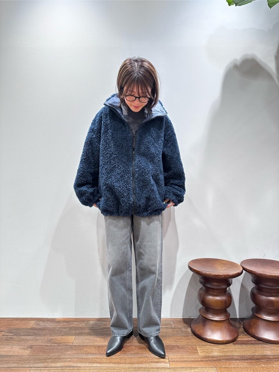 ブルーのボアブルゾンを着用した女性