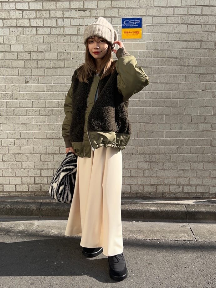 カーキのボアブルゾンを着用した女性