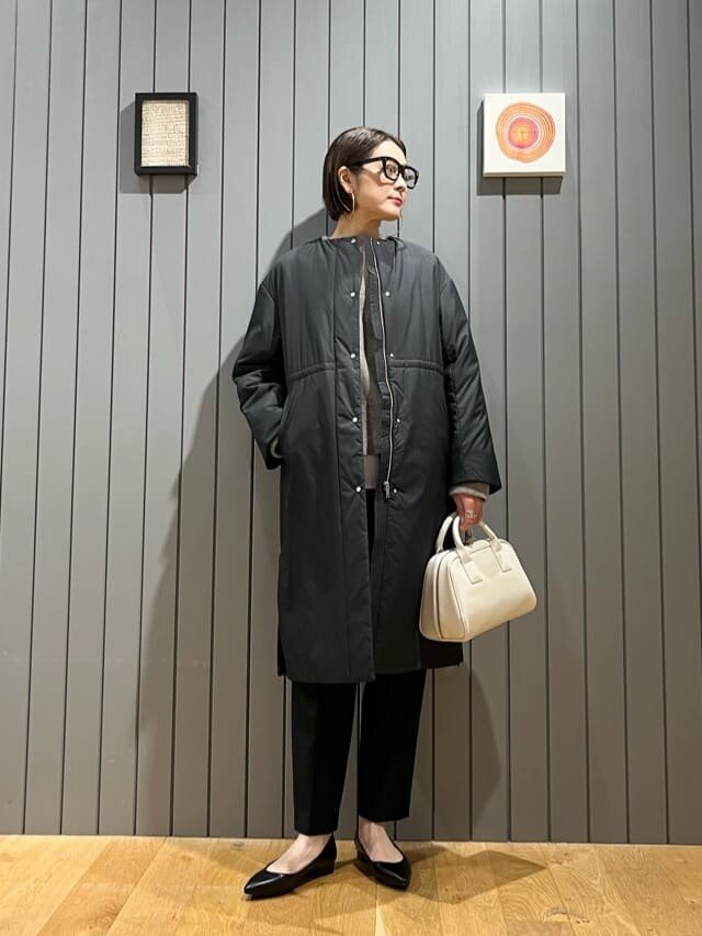 ダウンコートとテーパードパンツのコーデ