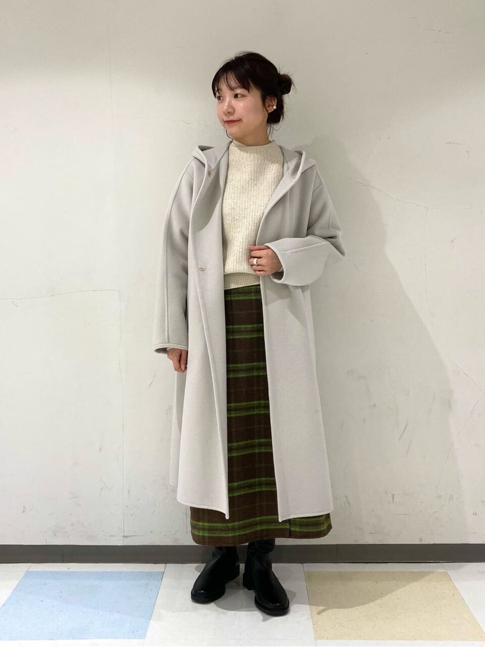 フードコートとチェック柄スカートのコーデ